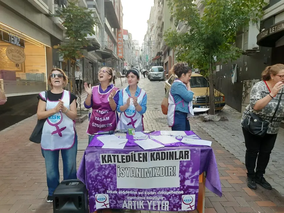 Samsun’da KESK’li kadınlar, kadın cinayetlerine, tacizlerine ve tecavüzlerine tepki için imza kampanyası başlattılar.