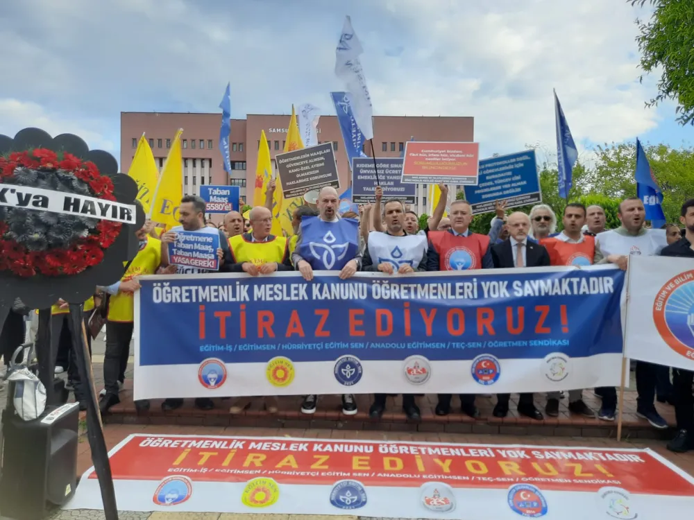 Samsun’da Öğretmen sendikaları miting kalabalığıyla Öğretmen Meslek Kanuna tepki gösterdiler.