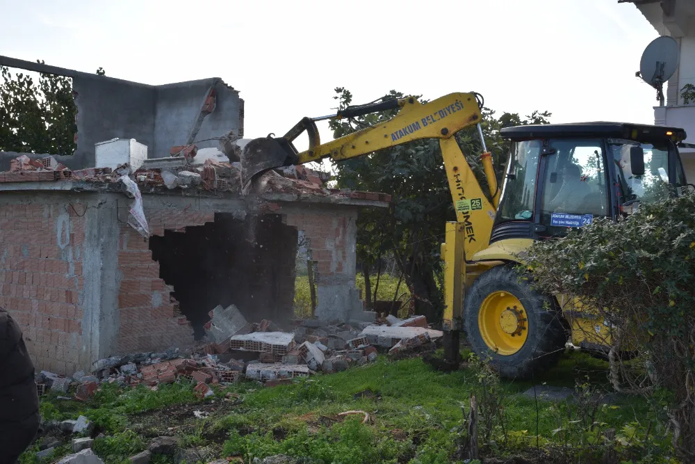 Atakum’da yolu ihlal eden metruk yapı yıkıldı 