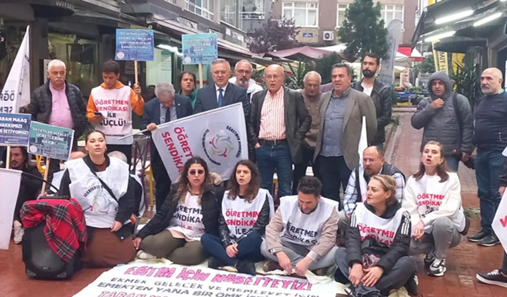 Samsun Öğretmen-Sen üyeleri yağmur altında “Taban Maaş” talepleri için iki saat nöbet tuttular!