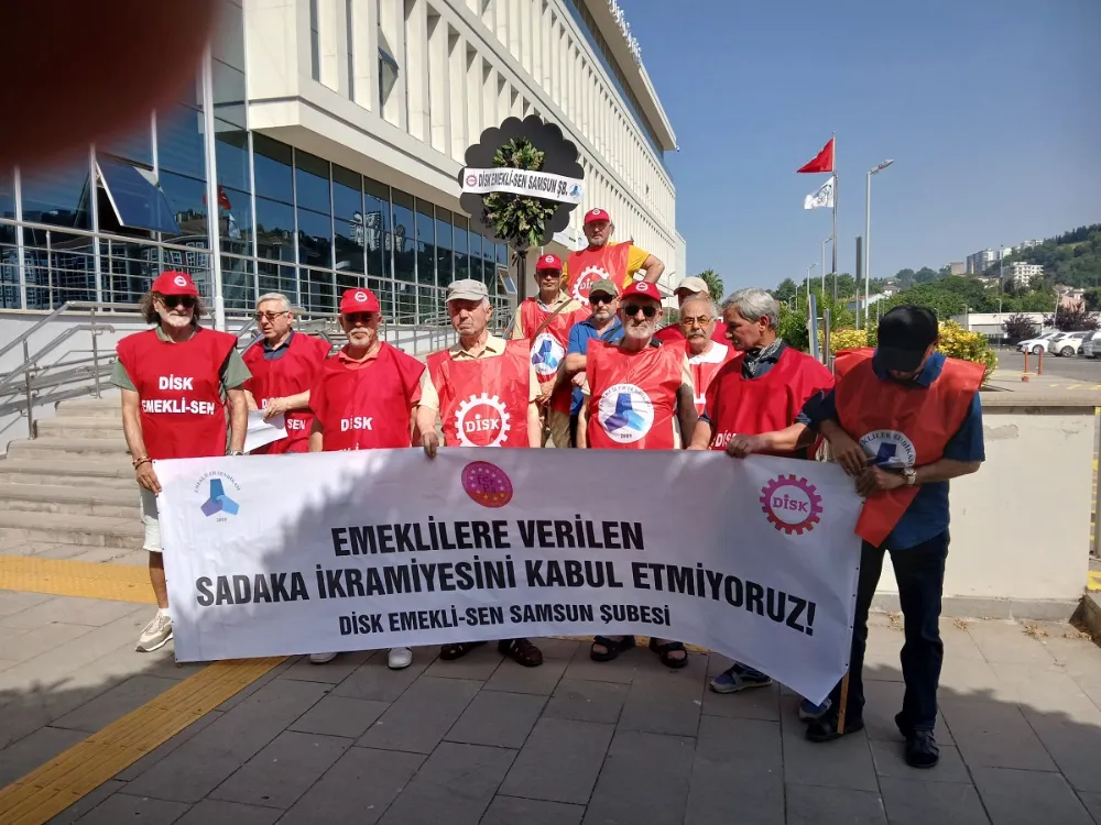 DİSK Emekli-Sen Samsun Şubesin SGK Samsun il müdürlüğü önünde siyah çelenkli protesto!