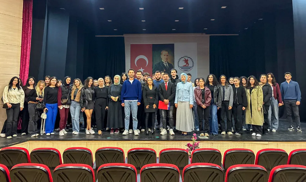 OMÜ’de öğrenci-mezun etkinliğinde gazeteci İlyas Gün öğrencilerle buluştu