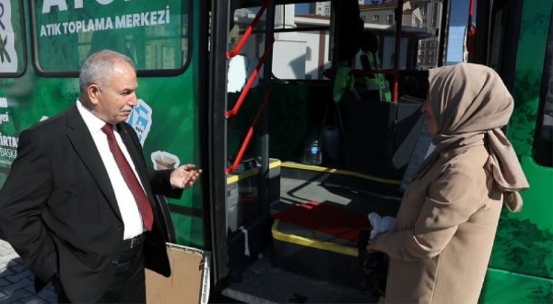 İLKADIM’DA ATIK TOPLAMA MERKEZİ “ATOM” OTOBÜSÜNE İLÇE HALKI YOĞUN İLGİ GÖSTERİYOR