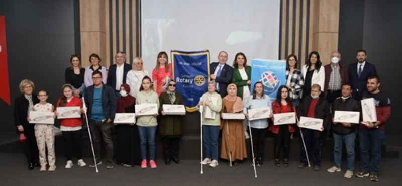 Samsun Rotary Kulübü akıllı baston hediye etti